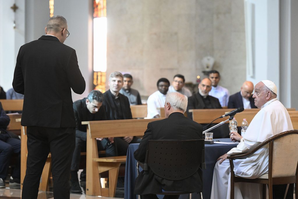 Poop Priest Pope encourages young priests to rely on each other in times of crisis ...