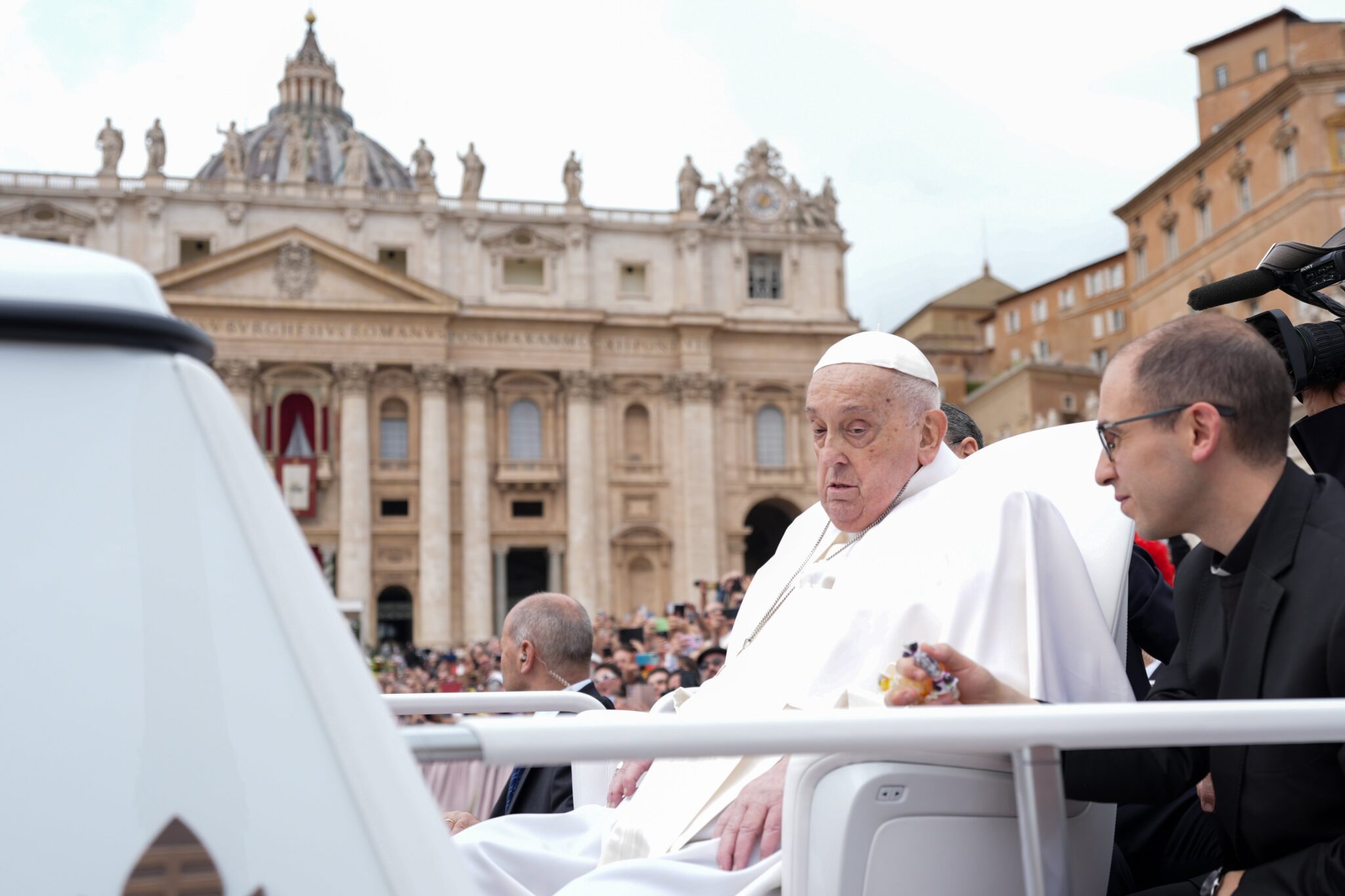 Pope thanks nurse for taking him to St. Peter’s Square one last time ...
